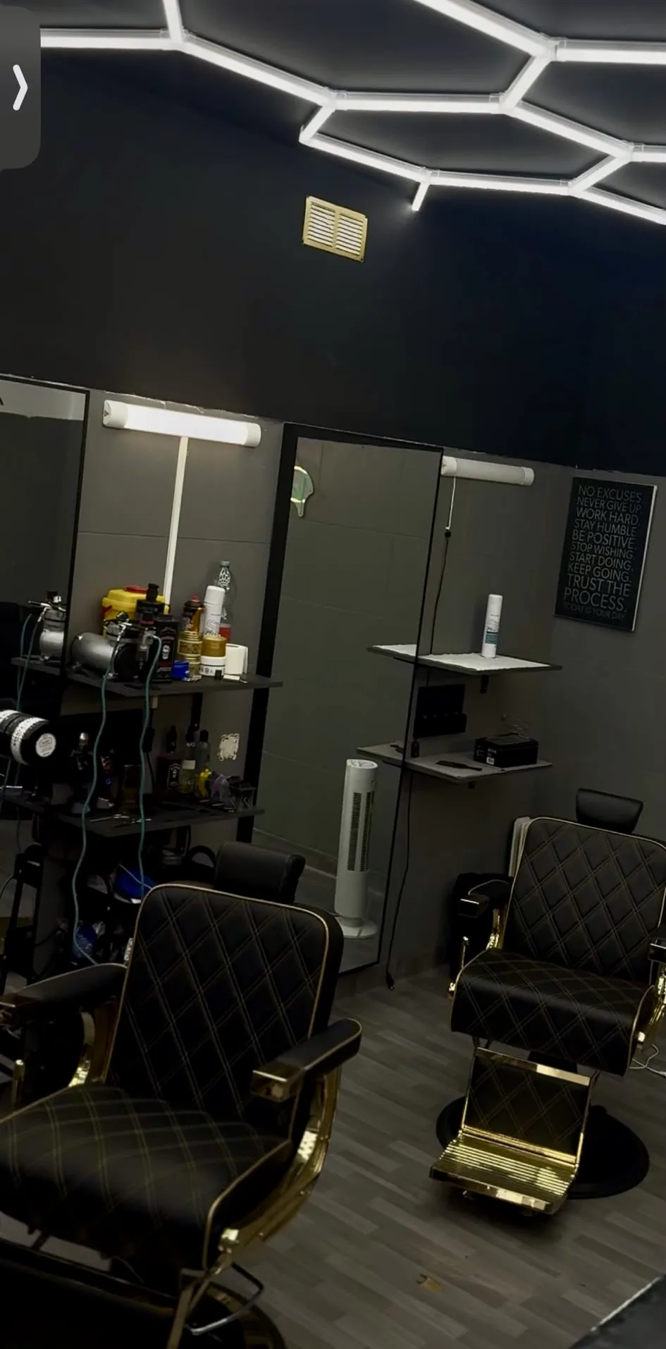 Elly a preparar e higienizar as máquinas e ferramentas de barbearia